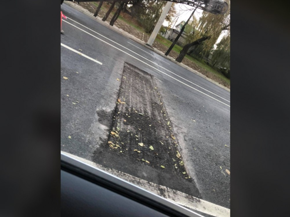 FOTO // Nici nu a fost dată în exploatare, dar deja este cârpită. Pe strada Albișoara se taie asfaltul